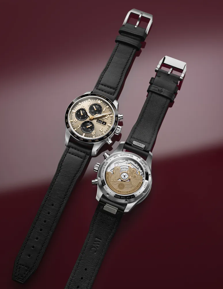 Dos cronógrafos IWC Schaffhausen del Año de la Cabra, esfera y fondo, sobre fondo burdeos